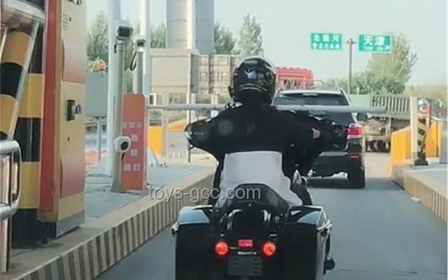 女子骑电动三轮闯卡强行上高速：一场惊心动魄的教训